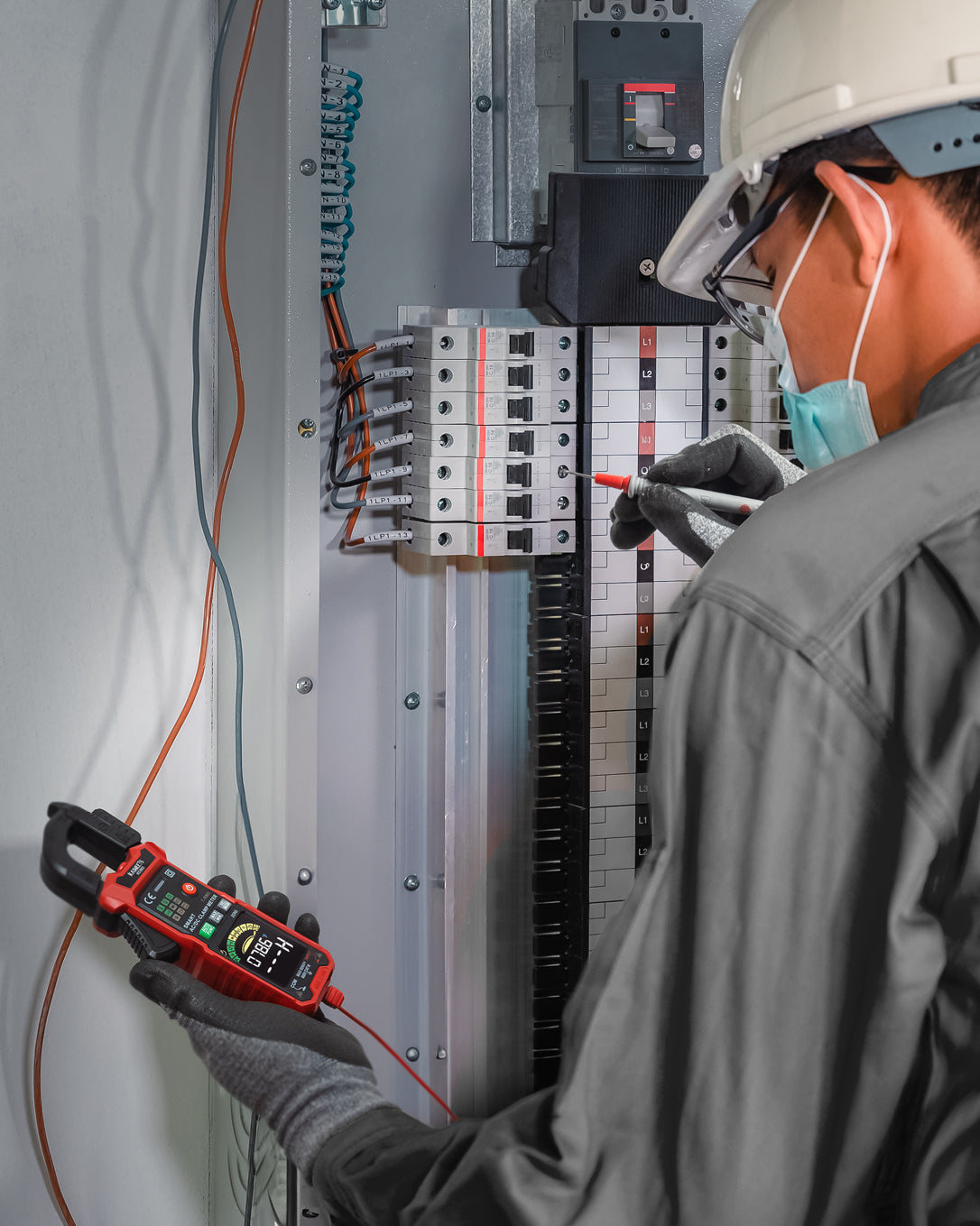 digital electrical tester - in use real-world setting | KAIWEETSCLAMPMETER UK